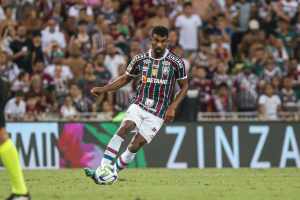 Thiago Santos afirma se sentir melhor jogando de zagueiro: “No estilo do Diniz, prefiro”
