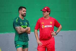 Reforços suam a camisa em primeiro treino com bola ao lado do grupo principal