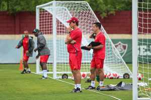 Ideias de jogo: Auxiliar de Diniz, Eduardo Barros compara treinador com Cruyff