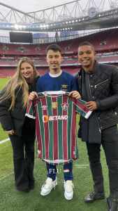 David Braz presenteia atacante da seleção brasileira com camisa do Fluminense