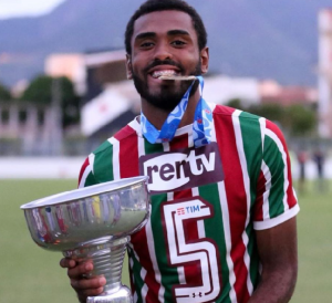 Revelado pelo Fluminense, volante publica despedida do clube