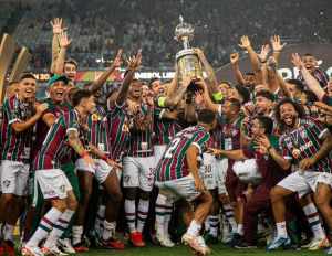 Vídeo: Fluminense levanta o troféu de campeão da Libertadores; relembre!