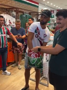 Com bicampeão brasileiro e sorteio de camisa, nova loja do Flu é inaugurada; veja como foi