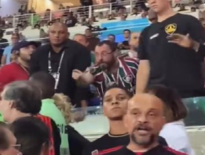 Vídeo – Mário se irrita com provocações de torcida rival e bate boca no Maracanã