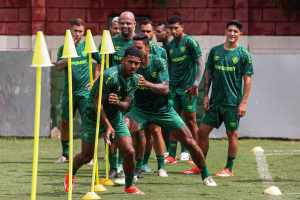 Portal traz detalhes de como foi o protesto da torcida no CT do Fluminense