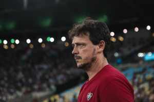 Diniz revela presente recebido por Vidal após jogo contra o Colo-Colo pela Libertadores