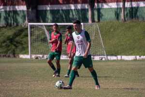 Em grande fase, zagueiro sonha com título inédito para o Flu no sub-17