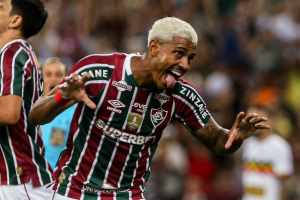 John Kennedy comemora aniversário utilizando camisa do Fluminense