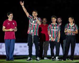 Há exatamente um ano, Thiago Silva se apresentava ao Fluminense com missão de salvar o clube do Z4
