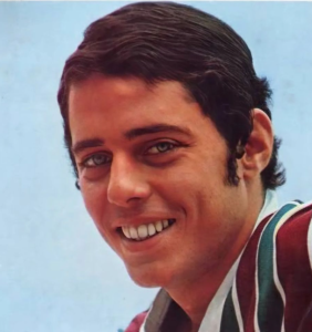 Um dos maiores nomes da MPB, tricolor Chico Buarque é homenageado pelo clube no dia de seu aniversário