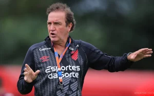 Culpado por Petraglia por queda do Athletico, Cuca relembra que indicou atacante do Fluminense: “Era viável”