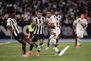 Em pesquisa feita por site, jogadores do Brasileirão reprovam grama sintética