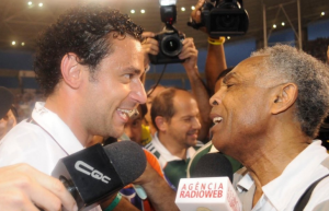 Aniversariante do dia, Gilberto Gil é parabenizado pelo Fluminense