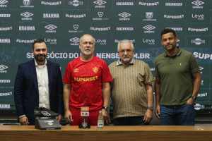 Fluminense não busca um “9 clássico”; Saiba as características que Mano deseja
