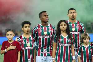 Mano afirma não saber até quando terá André e Arias e admite promover estreias no Fluminense
