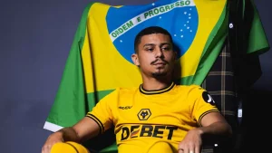 Ex-Fluminense, André recebe prêmio de jogador mês dos Wolves das mãos de João Gomes, ex-Flamengo