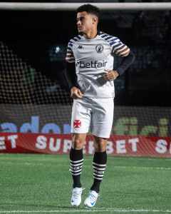 Expulso, meia desfalca o Vasco contra o Fluminense no Brasileirão