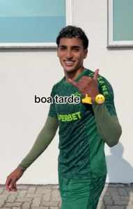 Voltando de folga, elenco do Fluminense se apresenta no CT Carlos Castilho