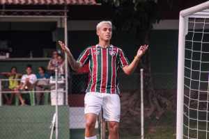 Golaço de Arthur na base arranca elogio até de ex-jogador do Fluminense