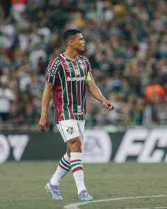 Zagueiro da Seleção rasga elogios a Thiago Silva, do Fluminense: “Um dos maiores do mundo”