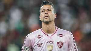 Fábio celebra renovação de contrato com o Fluminense