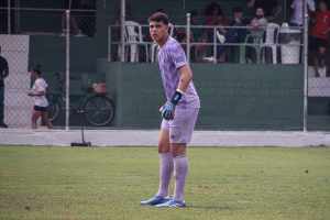 Vídeo: Goleiro do Fluminense defende pênalti em semifinal do Brasileirão Sub-17