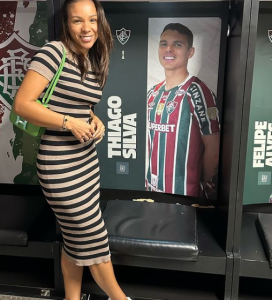 Belle Silva faz cobrança sobre pé de Thiago Silva na calçada da fama do Maracanã