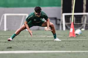 Com máscara de proteção, Nonato volta a treinar no Fluminense; veja imagens