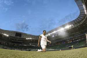 Vídeo – Um dos grandes nomes da permanência do Flu, TS3 atravessa gramado do Allianz de joelhos