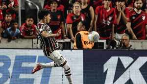 Mano explica opção por entrada de Fuentes no fim da partida do Fluminense contra o Athletico