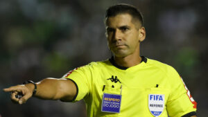 Árbitro relata xingamentos do lado do Fluminense em clássico com Botafogo