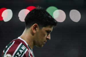 Cano sente o joelho em dividida com zagueiro da Aparecidense e preocupa no Fluminense