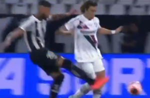 Vídeo: Canobbio é derrubado na área em possível pênalti para o Fluminense