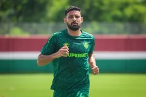 Jornalista revela qual jogador do Fluminense teve o quarto invadido