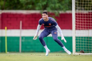 Emprestado pelo Fluminense, goleiro pega pênalti em jogo da Série B