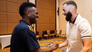 Elenco do Real Madrid recebe visita surpresa antes da semifinal da Supercopa da Espanha