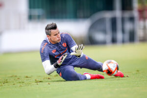 Nas redes sociais, FIFA enaltece longevidade do goleiro Fábio, do Fluminense