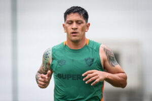 Perto do retorno? Cano aparece correndo no CT do Fluminense