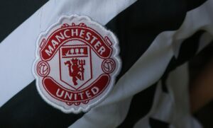Manchester United larga na frente e quer tirar lateral de 50 milhões do Lecce