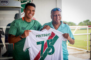 Vídeo: Ídolo Pintinho visita CT, museu nas Laranjeiras e se declara ao Fluminense