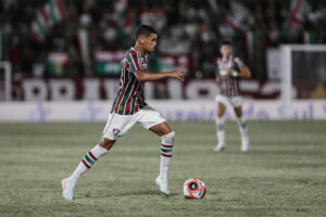 Destaque no Fluminense, Riquelme celebra estreia e valoriza caminhada: “Noites chorando querendo desistir”