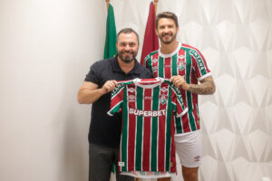 Everaldo já está no BID e, portanto, apto a fazer sua estreia pelo Fluminense