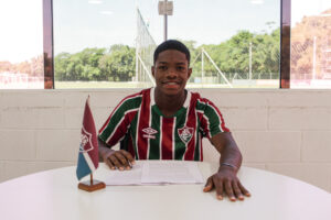 Jovem assina primeiro contrato profissional com o Fluminense