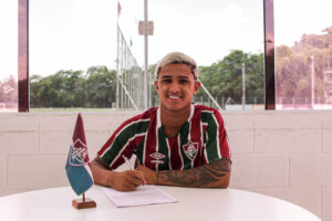 Campeão nacional com o Sub-17 renova com o Fluminense