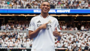 Volante brasileiro revela que pediu contratação de Mbappé ao presidente do Real Madrid