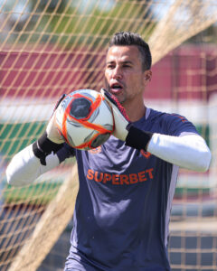 Vídeo: Goleiros suam a camisa no treino do Fluminense neste sábado