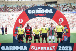 Comentarista de arbitragem da Globo diz que volante do Flamengo deveria ter sido expulso contra o Fluminense