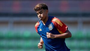 Lamine Yamal pode atingir a importância de Messi no Barcelona, aponta Koeman