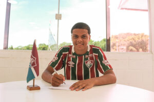 Volante assina primeiro contrato profissional com o Fluminense: “Realização de um sonho de criança”