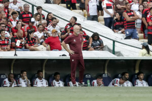 Mano reconhece dificuldade do Fluminense com ausência de meias à disposição